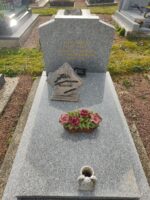 monument gris moucheté avec stèle gravée en lettres dorées - O.Dufour