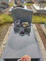 monument gris avec stèle sur laquelle figure une croix à gauche de l'identification des défunts en lettres dorées - O.Dufour