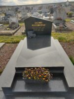 monument gris foncé avec stèle forme trapèze gravée en lettres dorées - O.Dufour