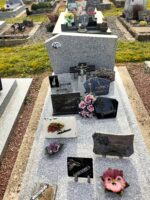Monument gris moucheté avec stèle sur laquelle est fixée une photo du couple défunt, l'identification n'est plus lisible - O.Dufour