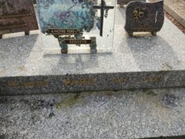 identification du défunt sur le côté de la pierre tombale - o.Dufour