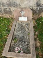 petite tombe entourage pierre couleur rosé avec petite stèle sur laquelle figure la plaque d'identification sous une croix - O.Dufour