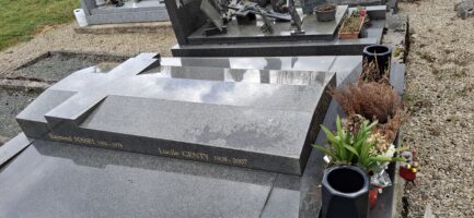 identification sur le côté gauche du monument - nharant