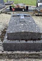 monument en pierre grise surélevé avec croix sur la pierre tombale et identification de la famille en façade - nharant