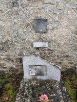 plaques d'identification fixées sur la stèle et sur le mur - O.Dufour