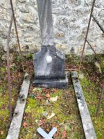 petite tombe entourage pierre avec petite stèle surmontée d'une croix - O.Dufour