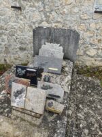 monument en pierre ancien avec stèle gravée - O.Dufour
