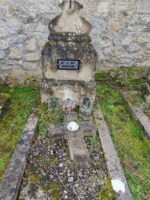 petite tombe entourage pierre et stèle ancienne avec plaque d'identification. la croix posée sur la tombe paraît s'être détachée du sommet de la stèle - O.Dufour