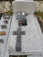 monument gris moucheté avec stèle gravée et plaque en forme de livre avec photo et identification, posée sur la pierre tombale - O.Dufour