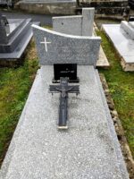 Monument gris moucheté avec stèle trapeze sur laquelle figure une croix et l'identification des défunts - O.Dufour