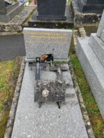 pierre tombale gris moucheté avec stèle gravée en lettres dorées. sur la pierre tombale figure une plaque avec une photo - o.dUFOUR