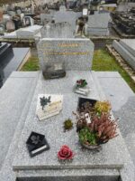 large monument gris moucheté avec pierre tombale centrale et stèle gravée en lettres dorées - O.Dufour
