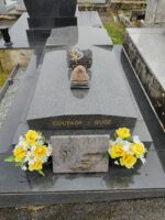 monument gris foncé avec inscription en façade et croix sculptée sur la pierre tombale - O.Dufour
