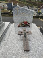 monument gris moucheté avec stèle sur laquelle figure une croix dorée à gauche de l'identification. croix sur la pierre tombale - O.Dufour