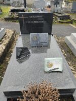monument gris moucheté avec stèle noire sur laquelle figure une croix à gauche de l'identification - O.Dufour