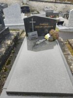 monument gris avec stèle gris foncé sur laquelle figure une croix grise à gauche de l'identification en lettres dorées - O.Dufour