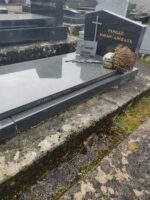 identification sur le côté de la pierre tombale - O.Dufour