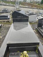 monument gris foncé avec stèle trapeze gravée en lettres dorées - O.Dufour
