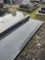 inscriptions sur le côté droit de la pierre tombale centrale - O.Dufour
