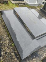inscriptions sur le côté gauche de la pierre tombale centrale - O.Dufour