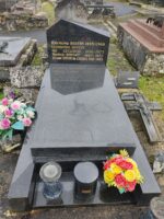 monument gris foncé avec stèle sur laquelle les identifications sont gravées en lettres dorées - O.Dufour