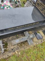 inscription sur le côté de la pierre tombale - O.Dufour