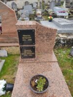 monument rose moucheté gris avec stèle sur laquelle sont fixée à gauche 2 plaques d'identification noire - O.Dufour