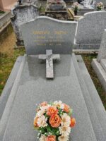 monument gris avec croix posée sur la pierre tombale et stèle gravée en lettres dorées - O.Dufour