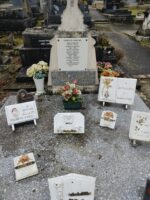 grande pierre tombale avec stèle forme ancienne sur laquelle est fixée une plaque d'identification blanche - O.Dufour