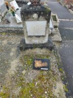 tombe pleine terre avec stèle ancienne sur laquelle est fixée la plaque d'identification - O.Dufour