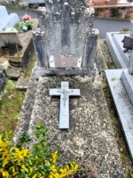 petite pierre tombale avec croix posée et stèle sur laquelle figure une plaque avec identification de la défunte - O.Dufour