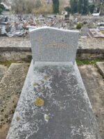 monument gris avec stèle gravée en lettres dorées - O.Dufour