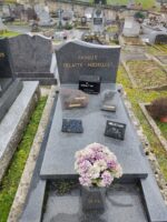 monument gris foncé avec stèle gravée en lettres dorées -O.Dufour