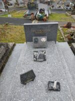 monument gris avec stèle gris foncé gravée en lettres dorées. Sur la pierre tombale, une plaque avec photo du couple défunt - O.Dufour