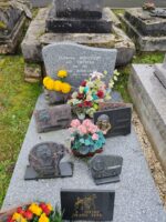 monument gris moucheté avec stèle gravée en lettres blanches - o.Dufour