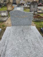 monument gris moucheté avec stèle gravée en lettres dorées - O.Dufour
