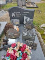 monument gris foncé avec stèle sur laquelle figure une photo du couple défunt et leur identification en lettres blanches - O.Dufour