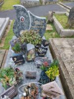 monument gris marbré avec stèle forme fantaisie sur laquelle une photo de la défunte est fixée à droite de l'identification - O.Dufour