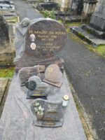monument marbré gris et rose avec stèle arrondie sur laquelle est appuyée une femme, et gravée en lettre dorée avec photos du couple défunt - o.Dufour