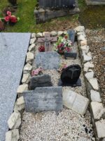 petite tombe entourée de pierres et gravillons au centre avec 2 plaques d'identification posée - O.Dufour
