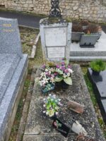 petite pierre tombale grise avec stèle sur laquelle est fixée une plaque d'identification blanche - o.Dufour