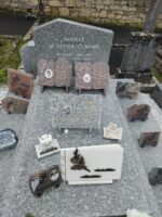 monument gris moucheté avec stèle gravée en lettres blanches et sur la pierre tombale, 3 plaques avec photos des défunts - O.Dufour