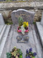 monument gris marbré avec stèle gravée en lettres dorées - O.Dufour