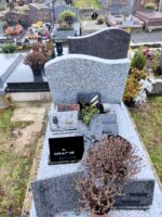monument gris moucheté avec stèle gravée - O.Dufour