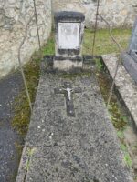 petite pierre tombale avec croix et stèle sur laquelle est fixée une plaque d'identification - O.Dufour