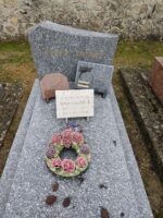 monument gris moucheté avec stèle gravée en lettres dorées. le nom et le prénom des défunts figurent sur 2 plaques posées sur la pierre tombale - O.Dufour