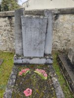 tombe entourage pierre avec grande stèle gravée - O.Dufour