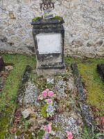 petite tombe entourage pierre avec stèle ancienne sur laquelle est fixée une plaque d'identification blanche - O.Dufour