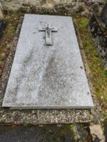 Pierre tombale grise avec croix posée dessus - O.Dufour