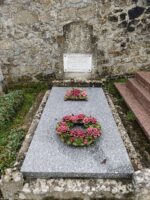 pierre tombale gris  et stèle en pierre sur laquelle est fixée une plaque d'identification - O.Dufour